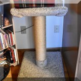 Z08. Cat bed / scratching post. 